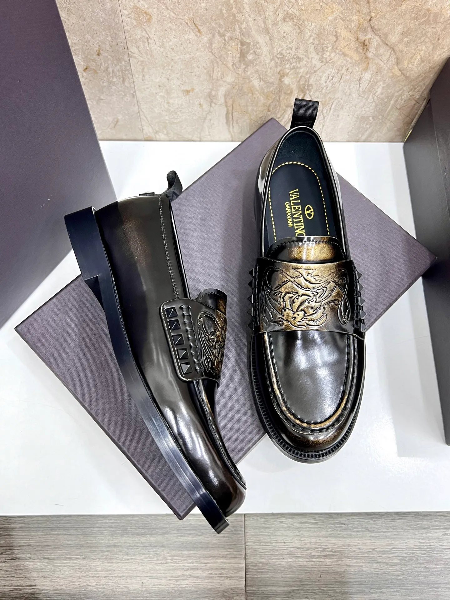Men's men's shoes💰780 Valentino New men's V logo micro-label business casual loafers. These Derby loafers are made of imported cowhide leather. They are light in texture and cool in style. The uppers are decorated with brand logo buckles, showing off the big-name style! The lines reveal novel urban trends. The toe is round and full, and the rubber foam sole and triple protruding leather welt complement each other. It is extremely fashionable and charming, with dyed calfskin lining, genuine leather feet, and standard logo decoration. It is simple yet elegant. It has a classic European and American loose style and is extremely comfortable on the feet. Size: 39-44 (customized at 38.45.46)